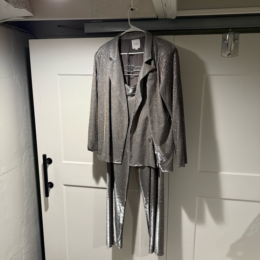 NWT Le Lis Shimmering Silver Pant Suit. Large.
